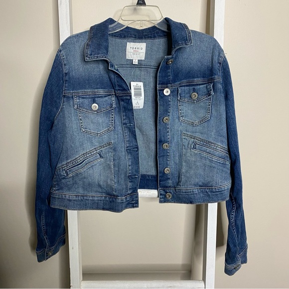 NWT Torrid Crop Denim Jacket - Medium Wash. Size 1. - Picture 1 of 13